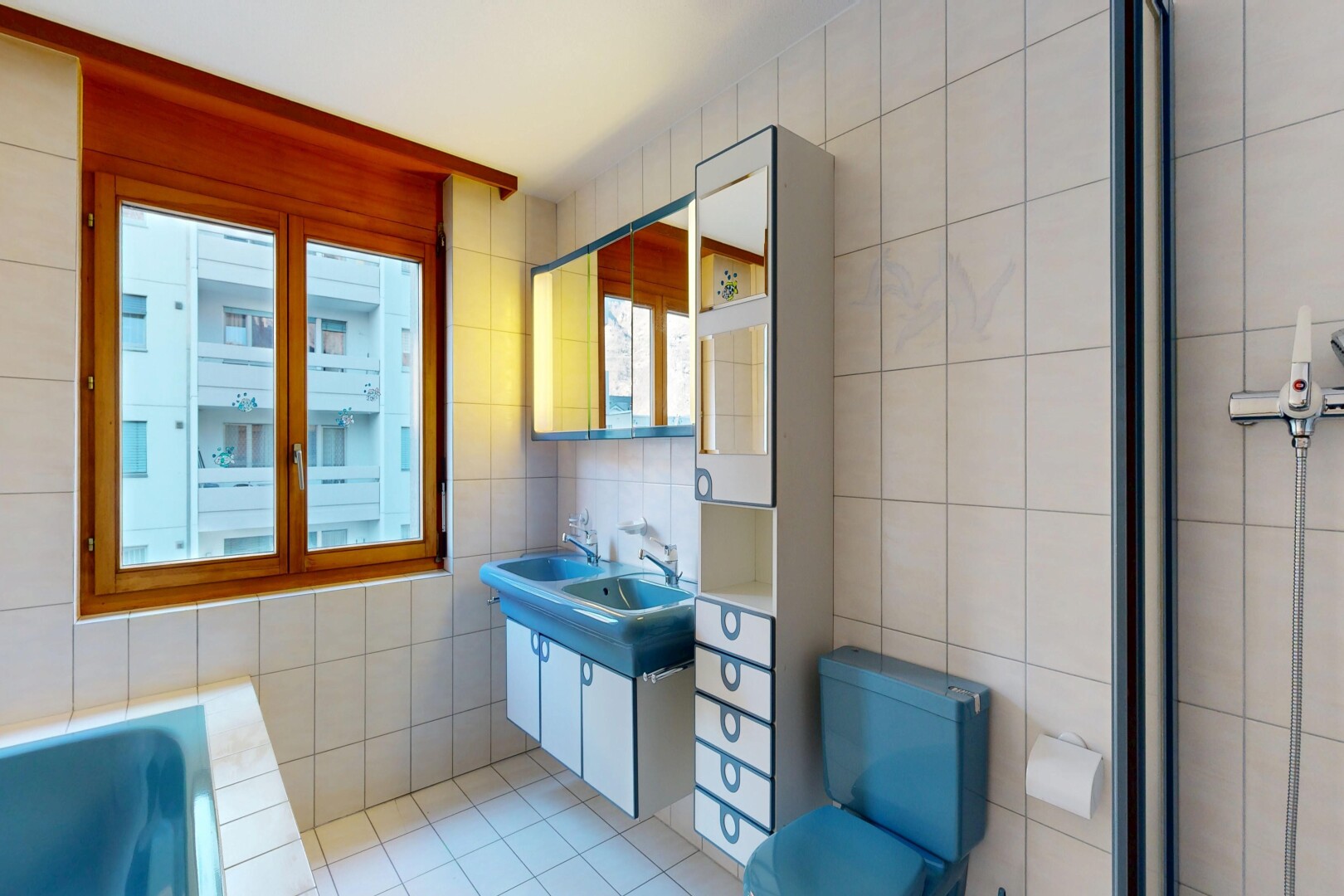 cuisine avec light floor, inside property, mur en carrelage, tile wall, et sol en carrelage