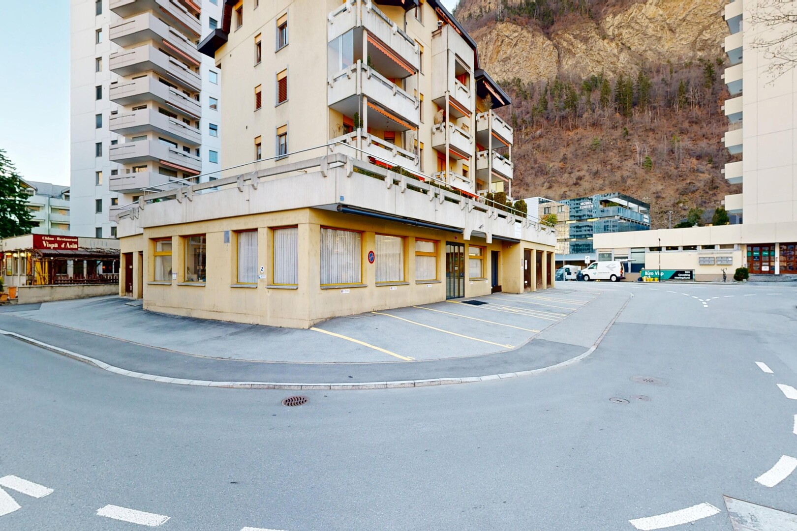 extérieur du bâtiment avec parking, from community, day time, vue sur le complexe d'appartements, et apartment complex view