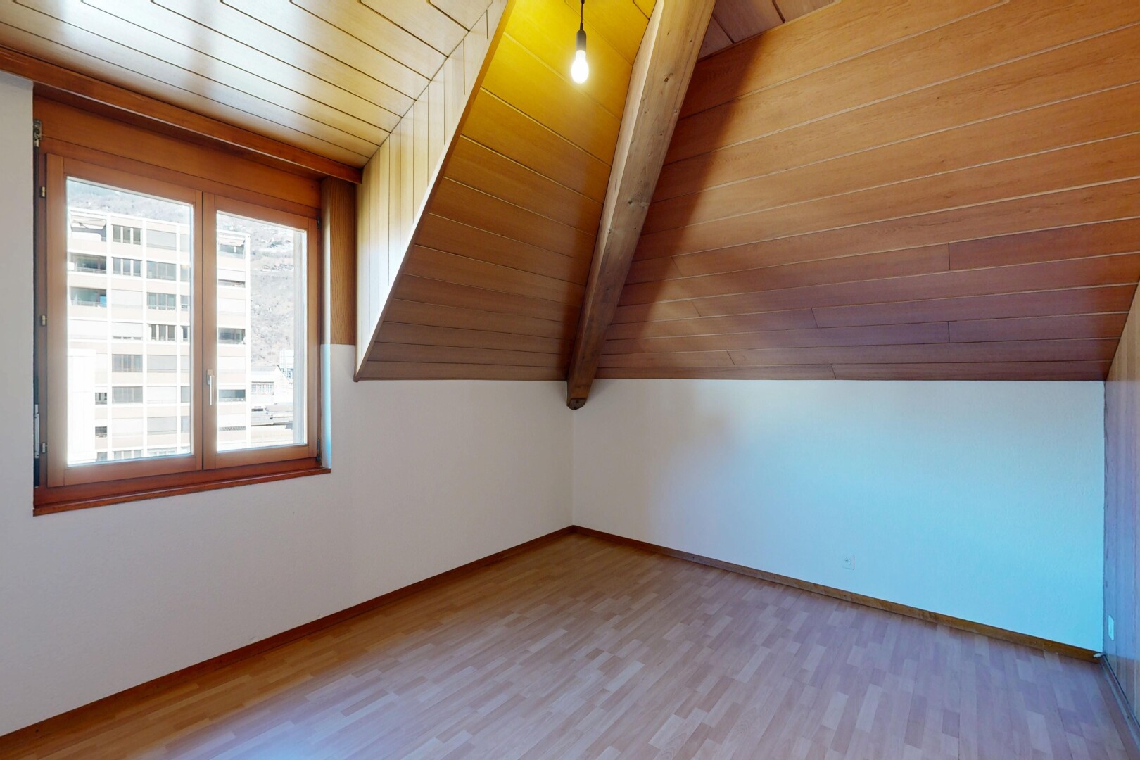 pièce vide avec vaulted ceiling, plafond voûté, wood ceiling, plafond en bois, et low ceiling