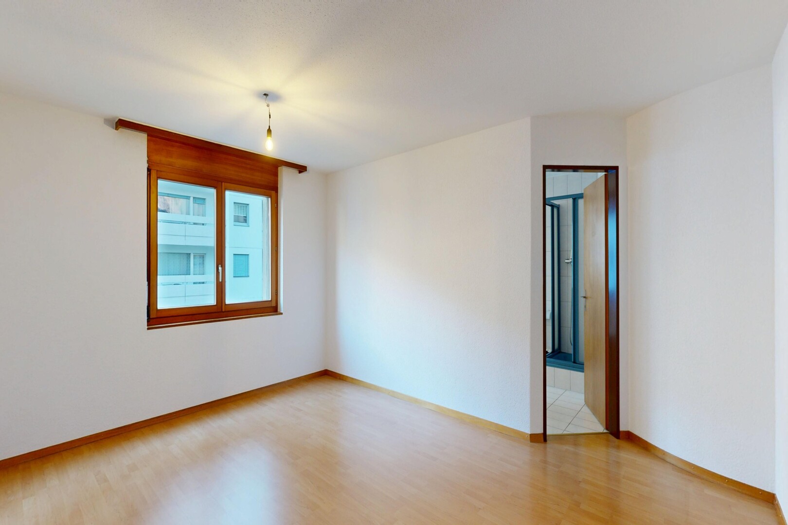 pièce vide avec inside property, sol en finition bois, wood finish floor, lumière naturelle, et natural light