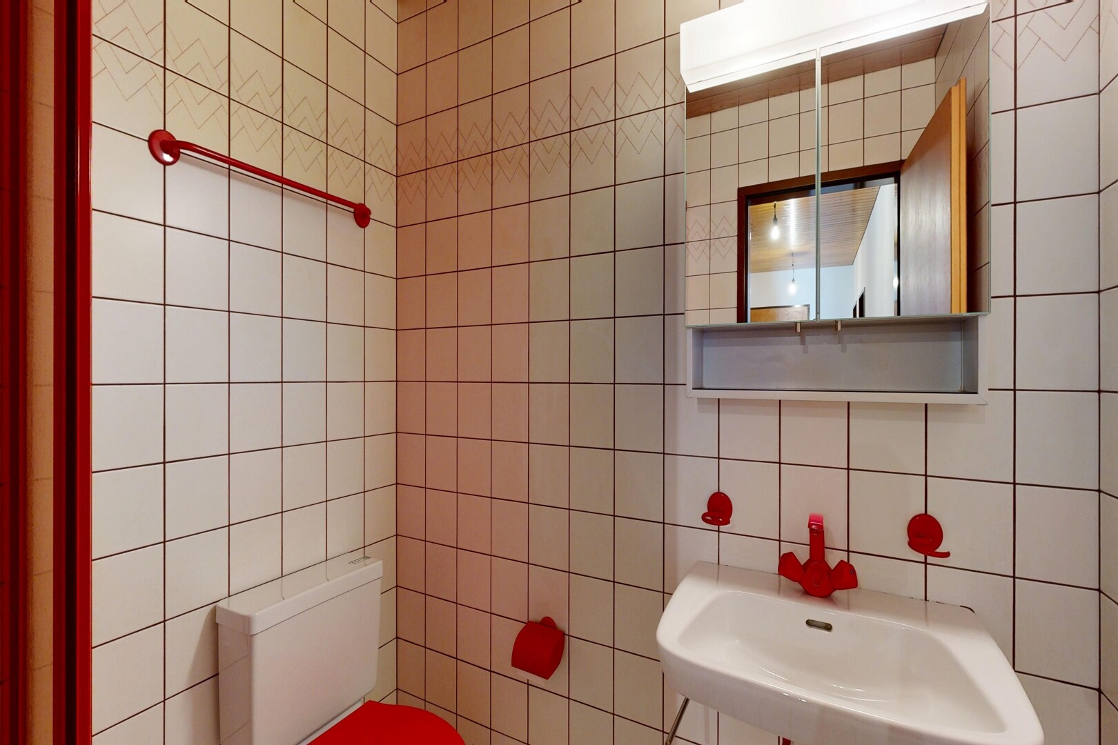 salle de bains avec miroir, toilette, tile wall, mur en carrelage, et évier