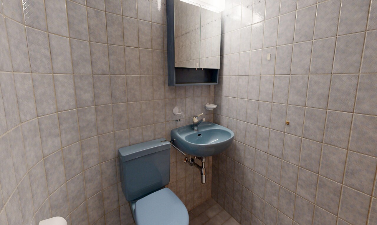salle de bains avec toilette, miroir, mur en carrelage, tile wall, et inside property
