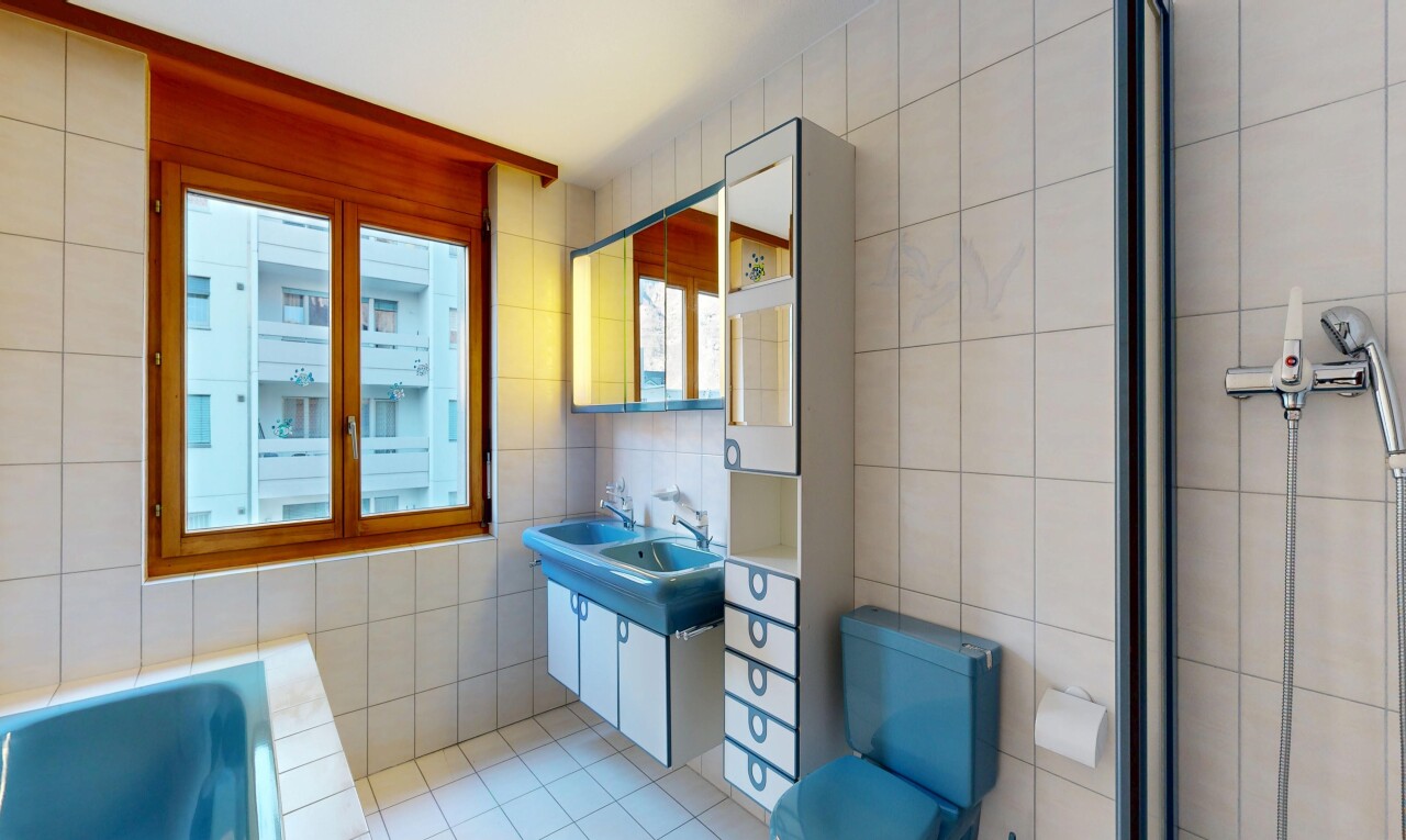 cuisine avec light floor, inside property, mur en carrelage, tile wall, et sol en carrelage