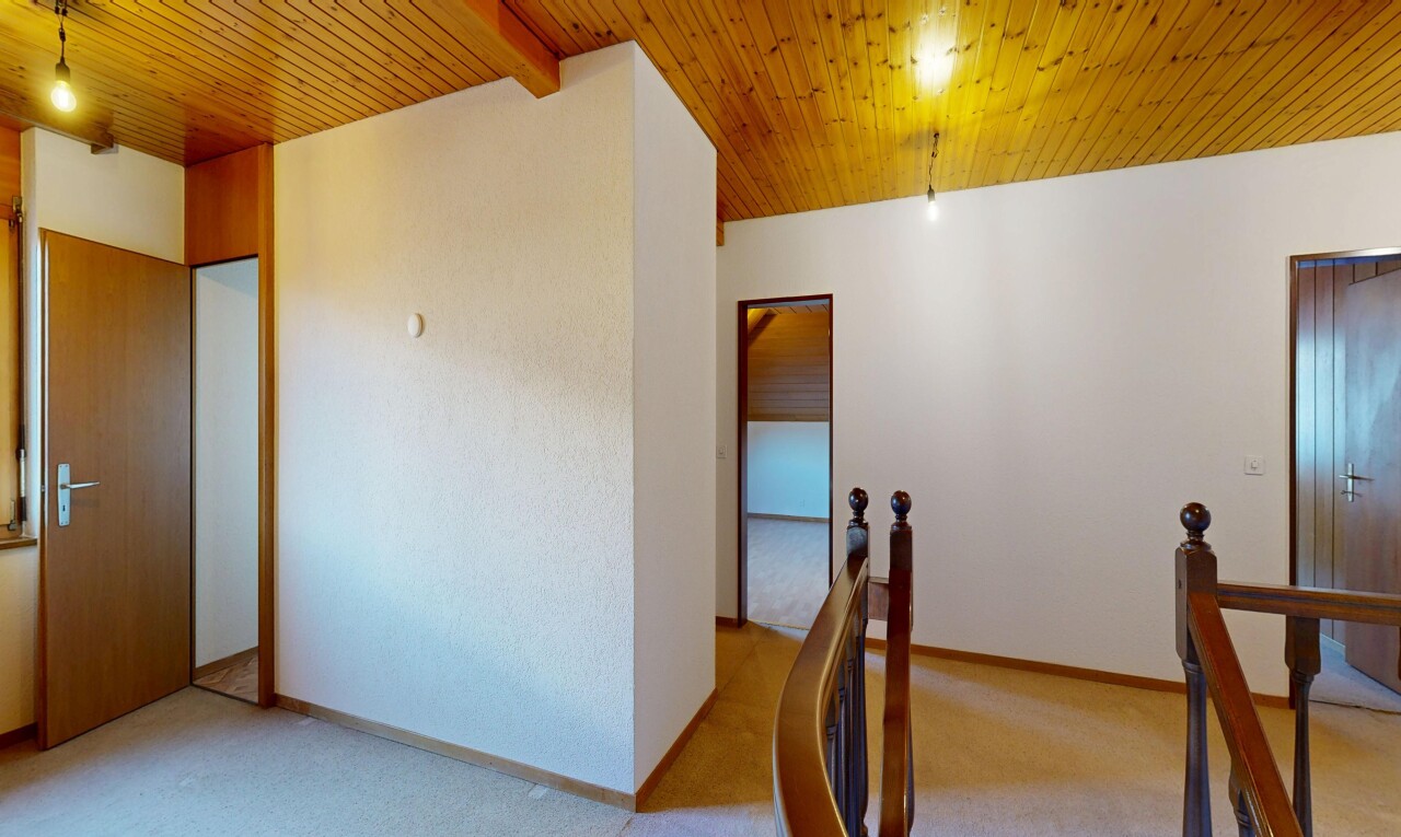 escaliers avec plafond en bois, wood ceiling, moquette, carpet, et inside property