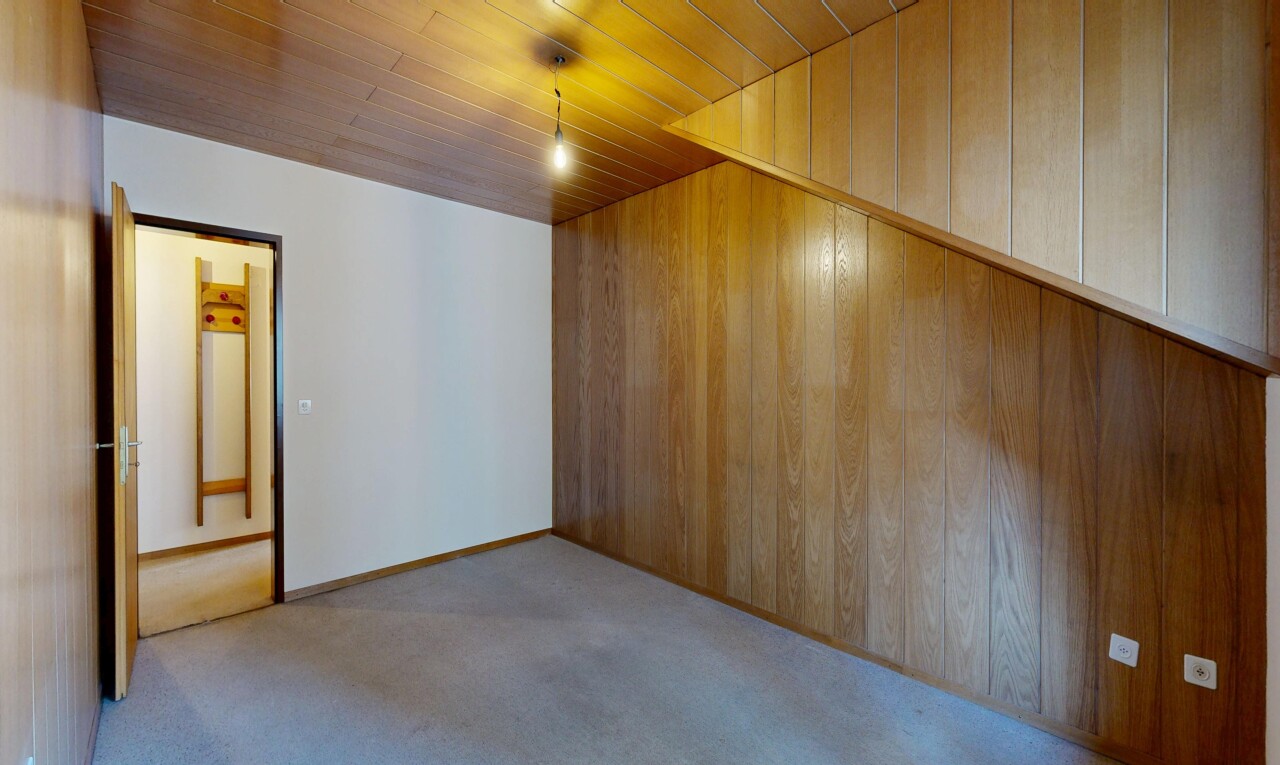 chambre avec drywall, cloison sèche, inside property, wood wall, et mur en bois