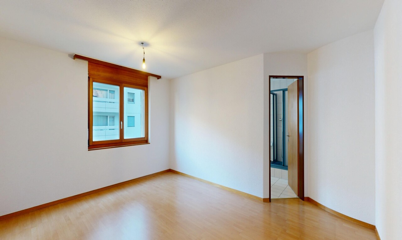 pièce vide avec inside property, sol en finition bois, wood finish floor, lumière naturelle, et natural light