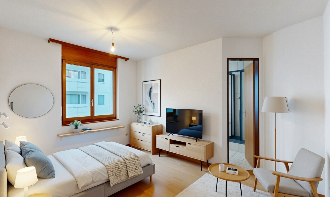 chambre avec cloison sèche, drywall, virtually staged, télévision, et sol en finition bois