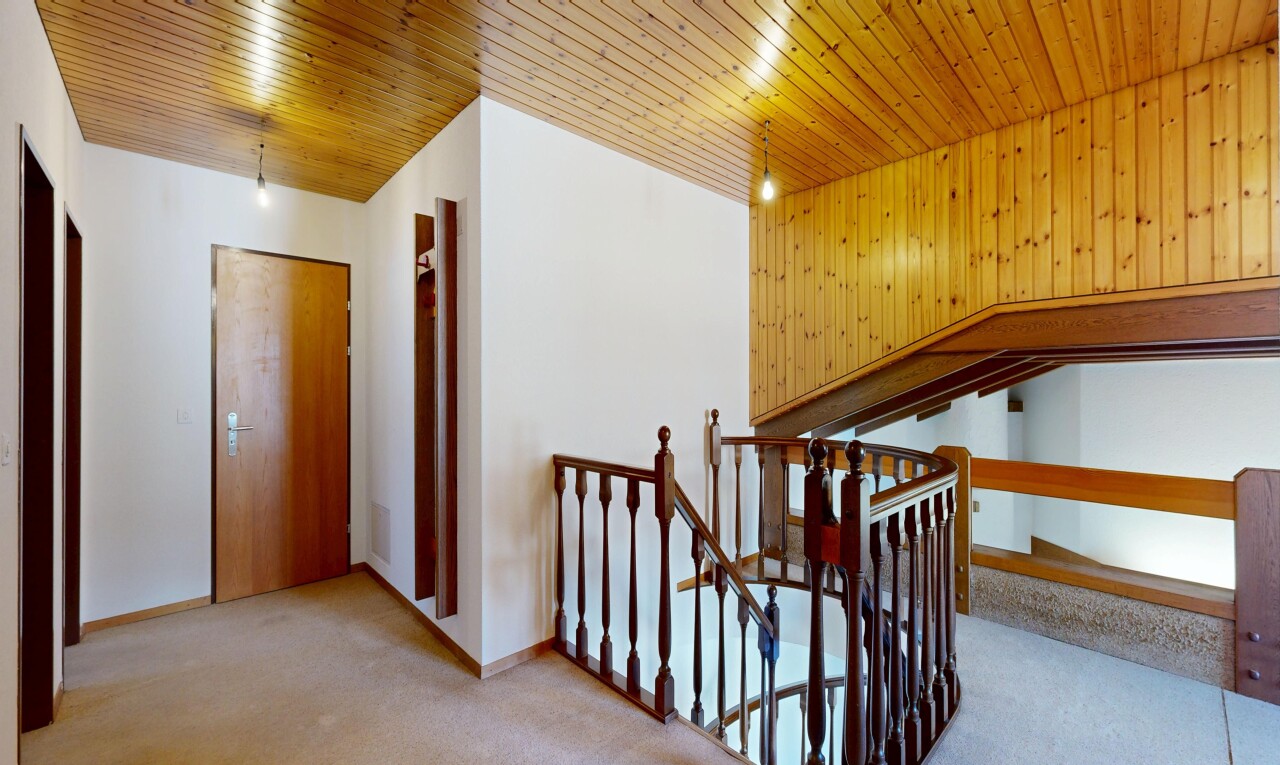 escaliers avec plafond en bois, wood ceiling, inside property, moquette, et carpet