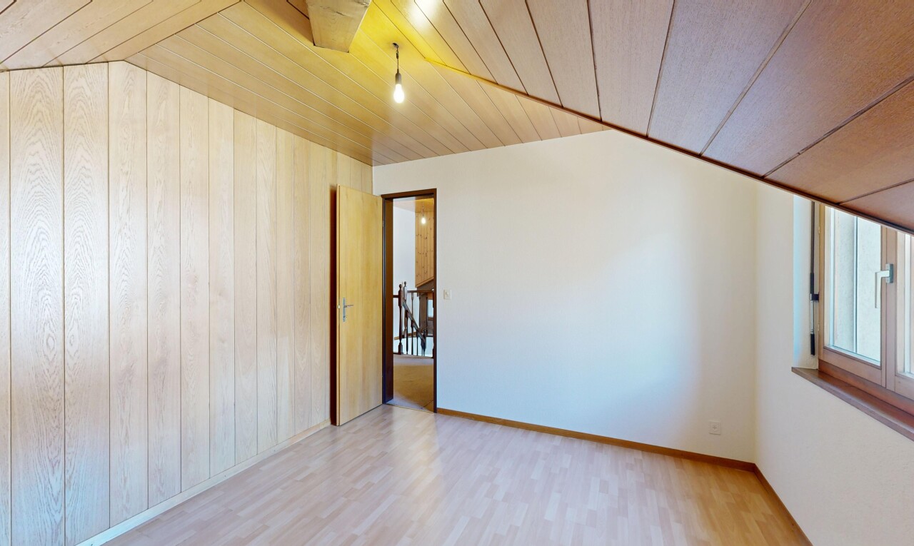 pièce vide avec wood ceiling, plafond en bois, wood finish floor, sol en finition bois, et inside property