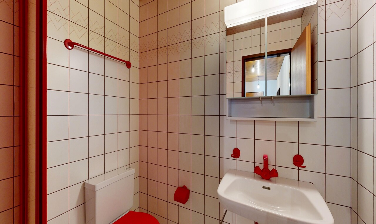 salle de bains avec miroir, toilette, tile wall, mur en carrelage, et évier
