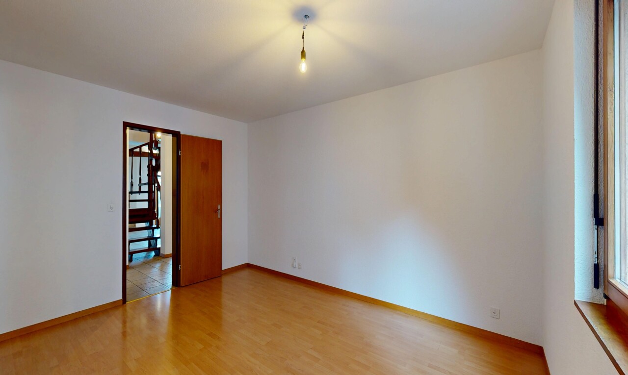 pièce vide avec cloison sèche, drywall, inside property, sol en finition bois, et wood finish floor
