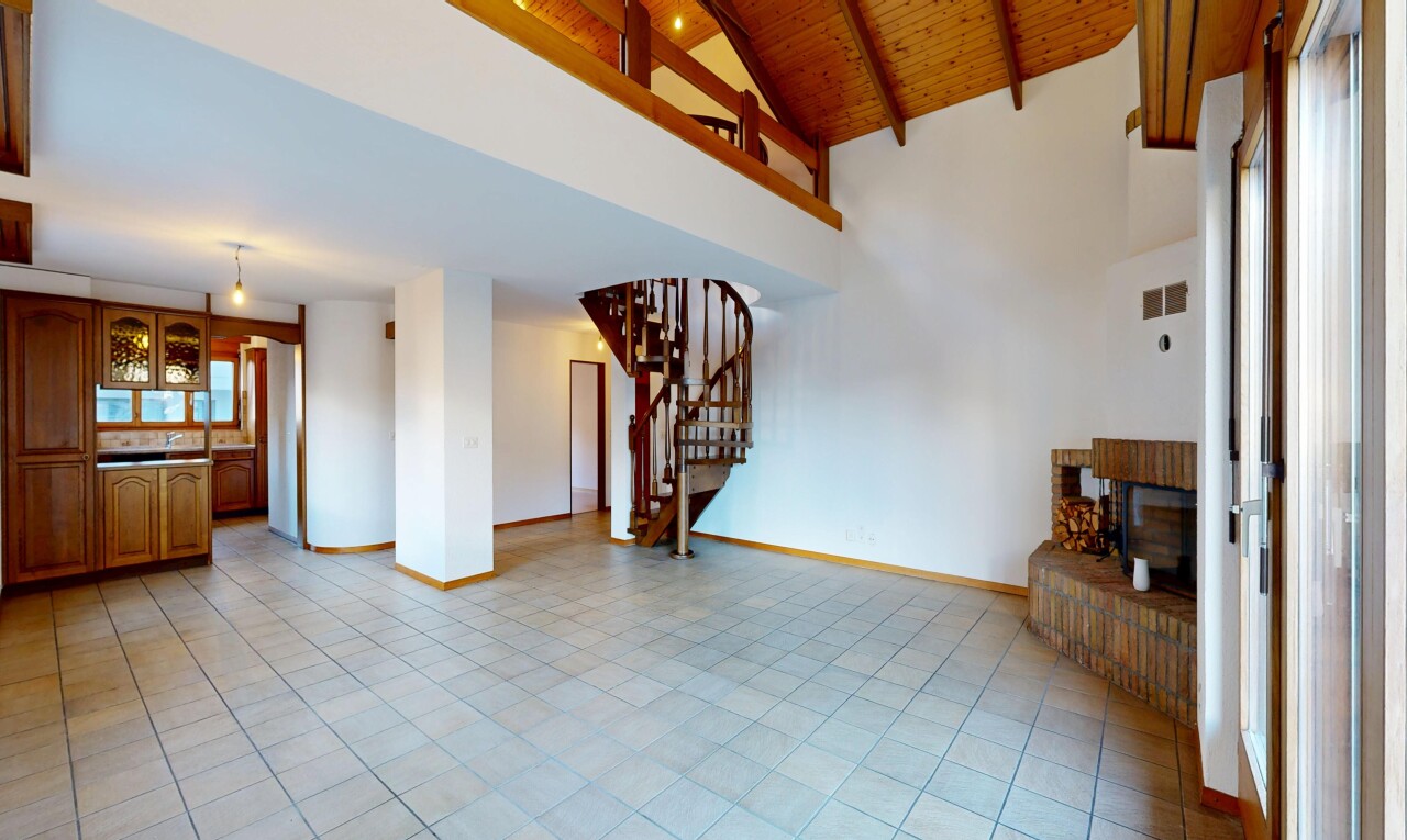 pièce vide avec plafond haut, high ceiling, plafond en bois, wood ceiling, et plinthes murales