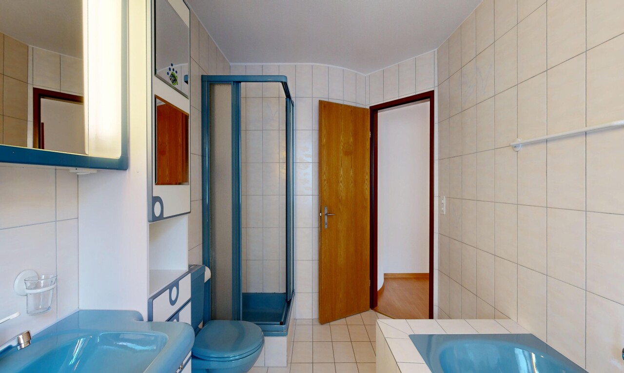 salle de bains avec salle de bain complète, tile wall, mur en carrelage, douche, et tile floor