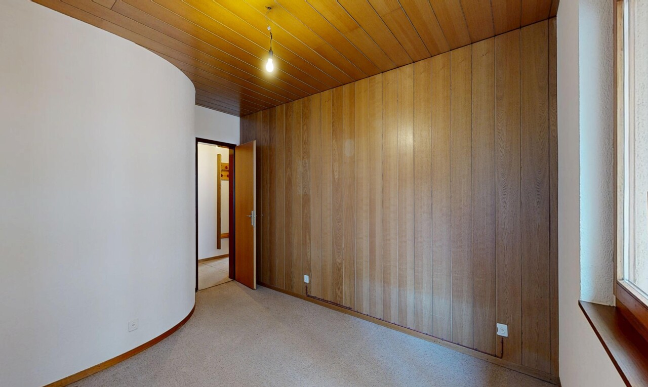 pièce vide avec cloison sèche, drywall, plafond en bois, wood ceiling, et inside property