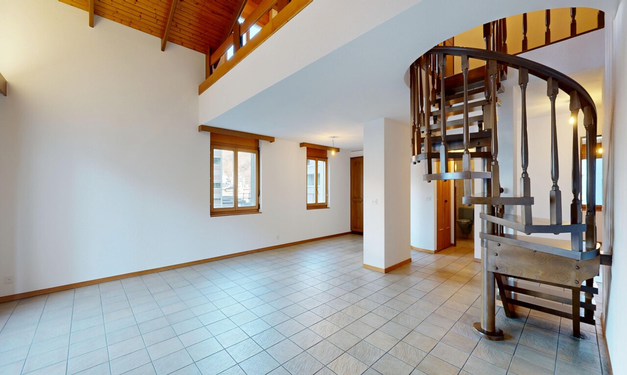 pièce vide avec lumière naturelle, natural light, inside property, plafond en bois, et wood ceiling