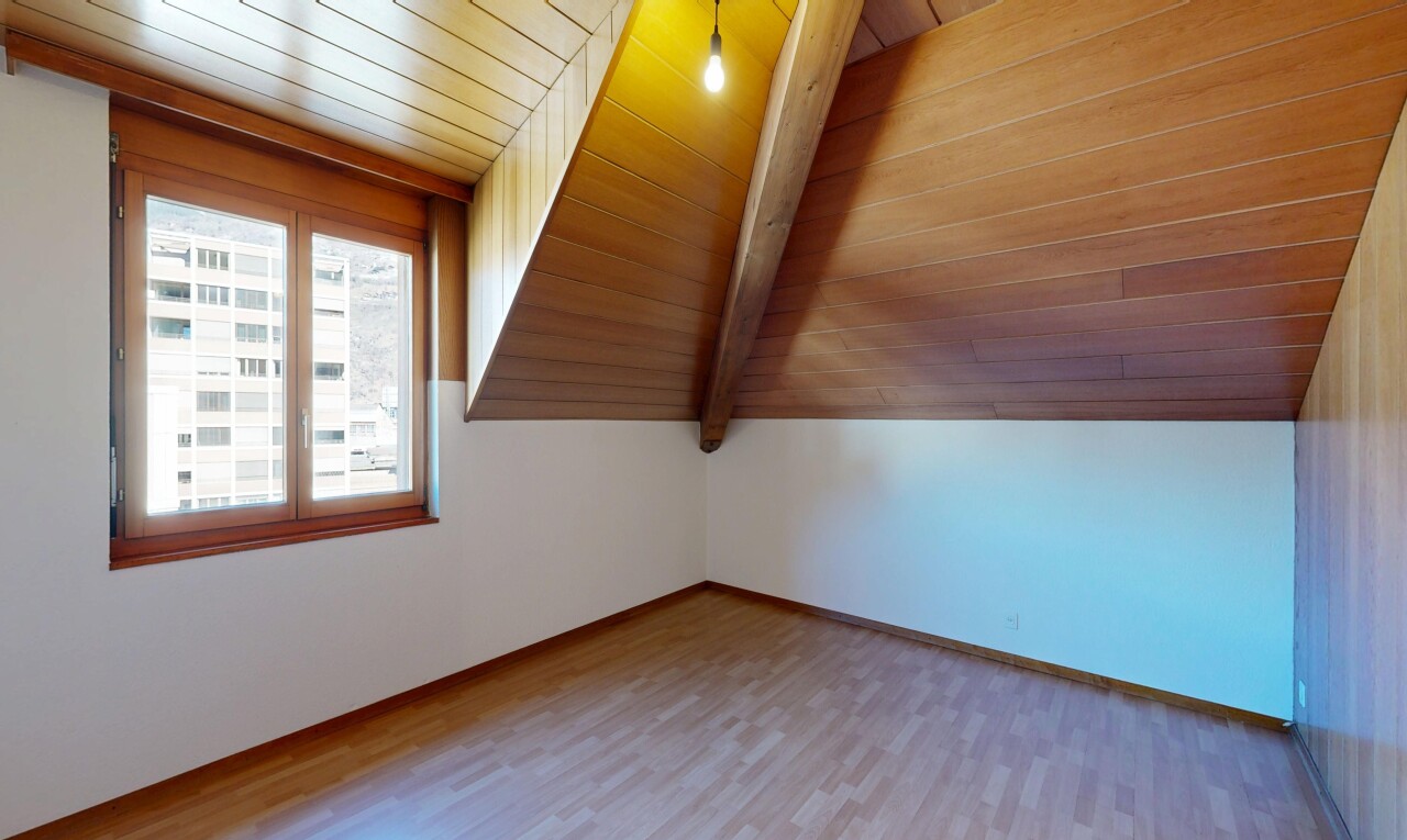 pièce vide avec vaulted ceiling, plafond voûté, wood ceiling, plafond en bois, et low ceiling