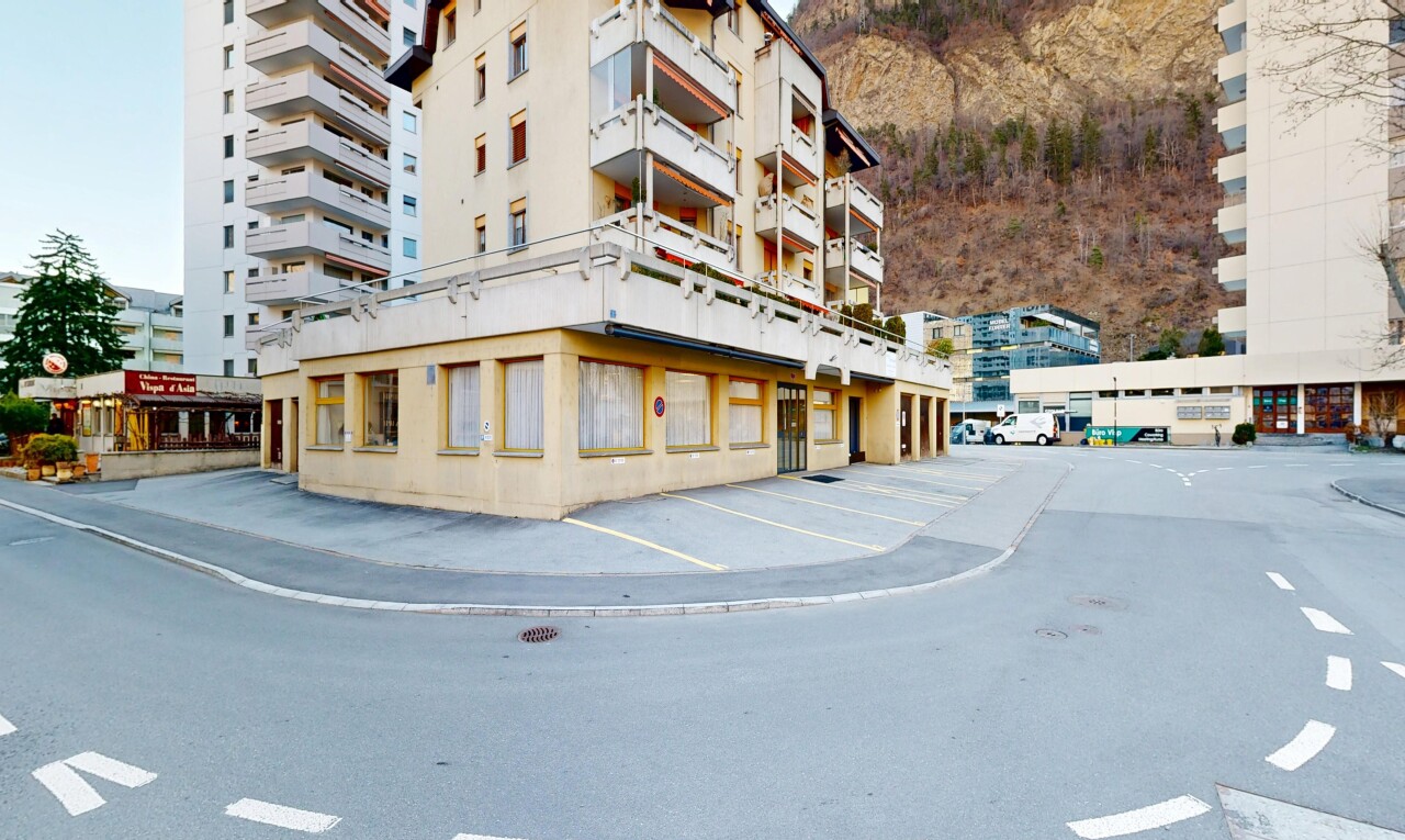 extérieur du bâtiment avec parking, from community, day time, vue sur le complexe d'appartements, et apartment complex view