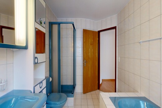 salle de bains avec salle de bain complète, tile wall, mur en carrelage, douche, et tile floor