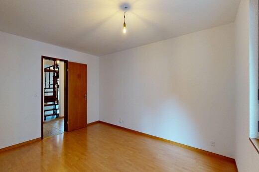 pièce vide avec cloison sèche, drywall, inside property, sol en finition bois, et wood finish floor