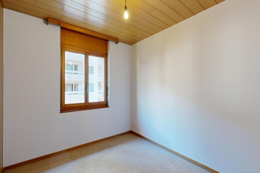 pièce vide avec inside property, lumière naturelle, natural light, moquette, et carpet