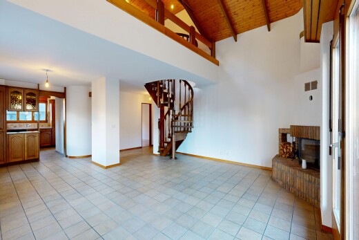 pièce vide avec plafond haut, high ceiling, plafond en bois, wood ceiling, et plinthes murales