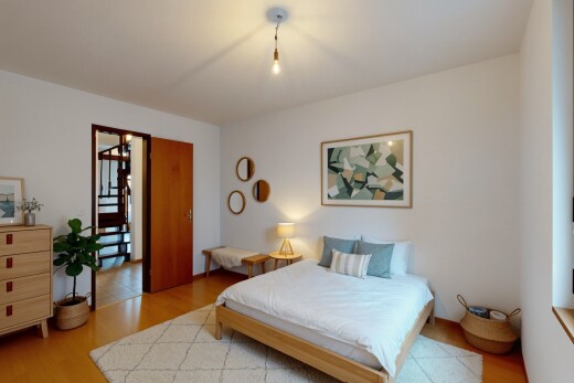 zimmer / schlafzimmer mit holzfußboden, wood finish floor, gipskartonwand, drywall, und inside property