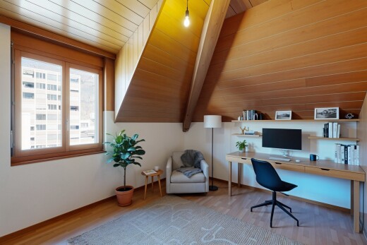 bureau avec plafond à poutres, beamed ceiling, plafond voûté, vaulted ceiling, et sol en finition bois
