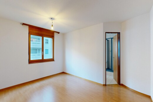 pièce vide avec inside property, sol en finition bois, wood finish floor, lumière naturelle, et natural light