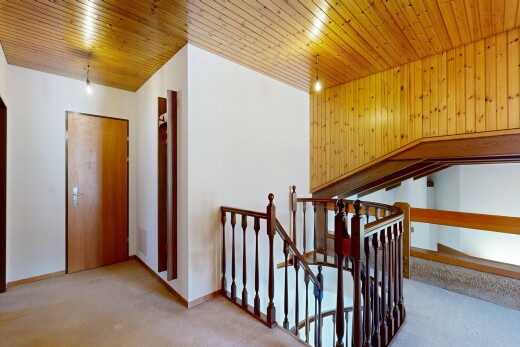 escaliers avec plafond en bois, wood ceiling, inside property, moquette, et carpet