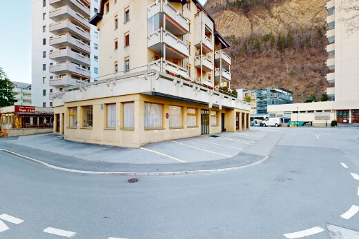 außenansicht mit parkplatz, from community, day time, blick auf wohnanlage, und apartment complex view