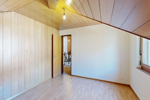 pièce vide avec wood ceiling, plafond en bois, wood finish floor, sol en finition bois, et inside property