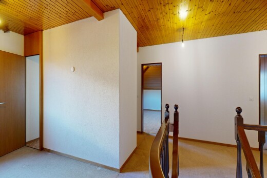 escaliers avec plafond en bois, wood ceiling, moquette, carpet, et inside property