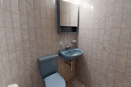 salle de bains avec toilette, miroir, mur en carrelage, tile wall, et inside property