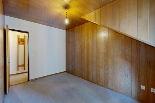 zimmer / schlafzimmer mit drywall, gipskartonwand, inside property, wood wall, und holzwand