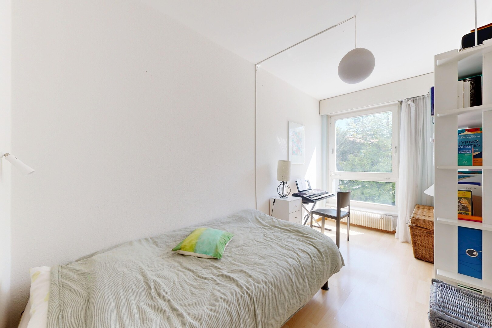 chambre avec natural light, lumière naturelle, inside property, drywall, et cloison sèche