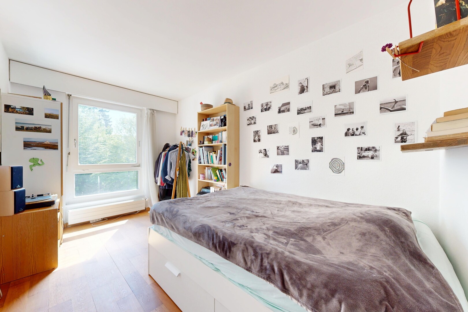 chambre avec inside property, wood finish floor, sol en finition bois, natural light, et lumière naturelle
