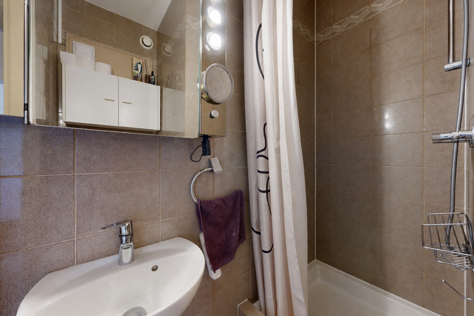 salle de bains avec tile wall, mur en carrelage, évier, miroir, et salle de bain complète