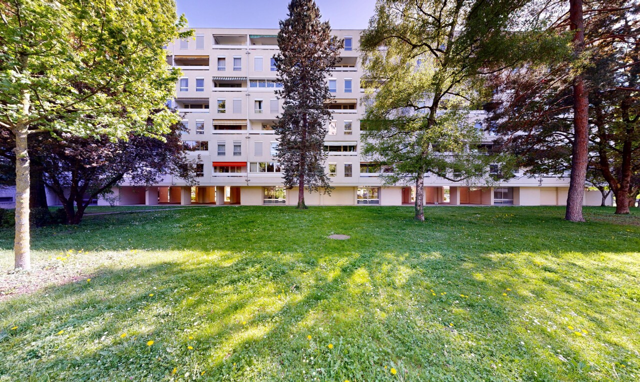 extérieur du bâtiment avec apartment complex view, vue sur le complexe d'appartements, et from community