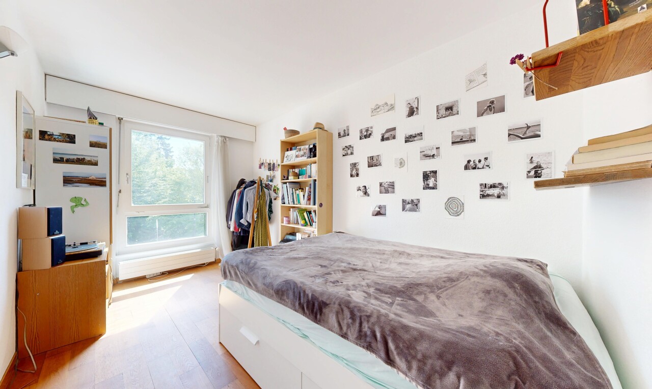 chambre avec inside property, wood finish floor, sol en finition bois, natural light, et lumière naturelle
