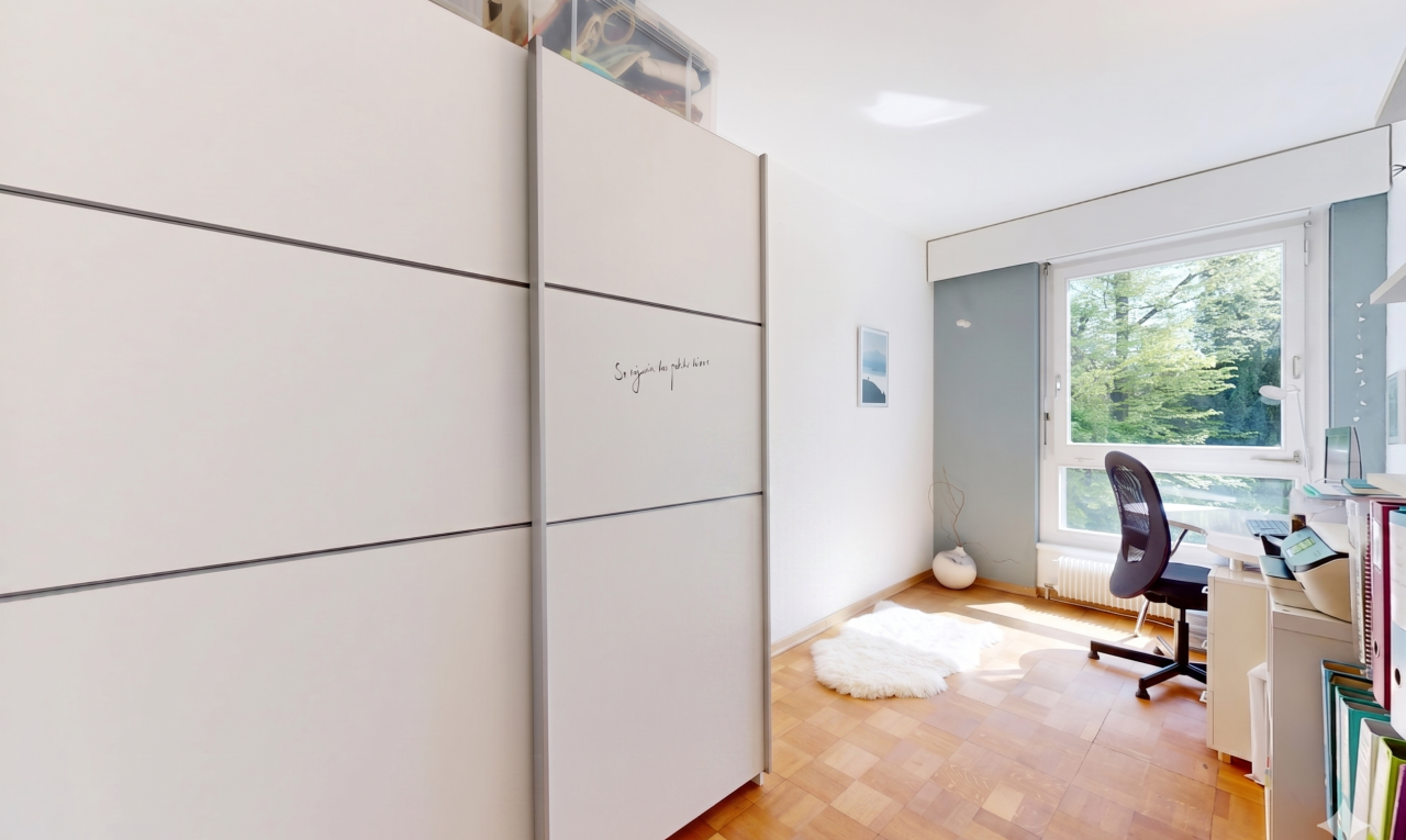 bureau avec light floor, natural light, lumière naturelle, inside property, et drywall