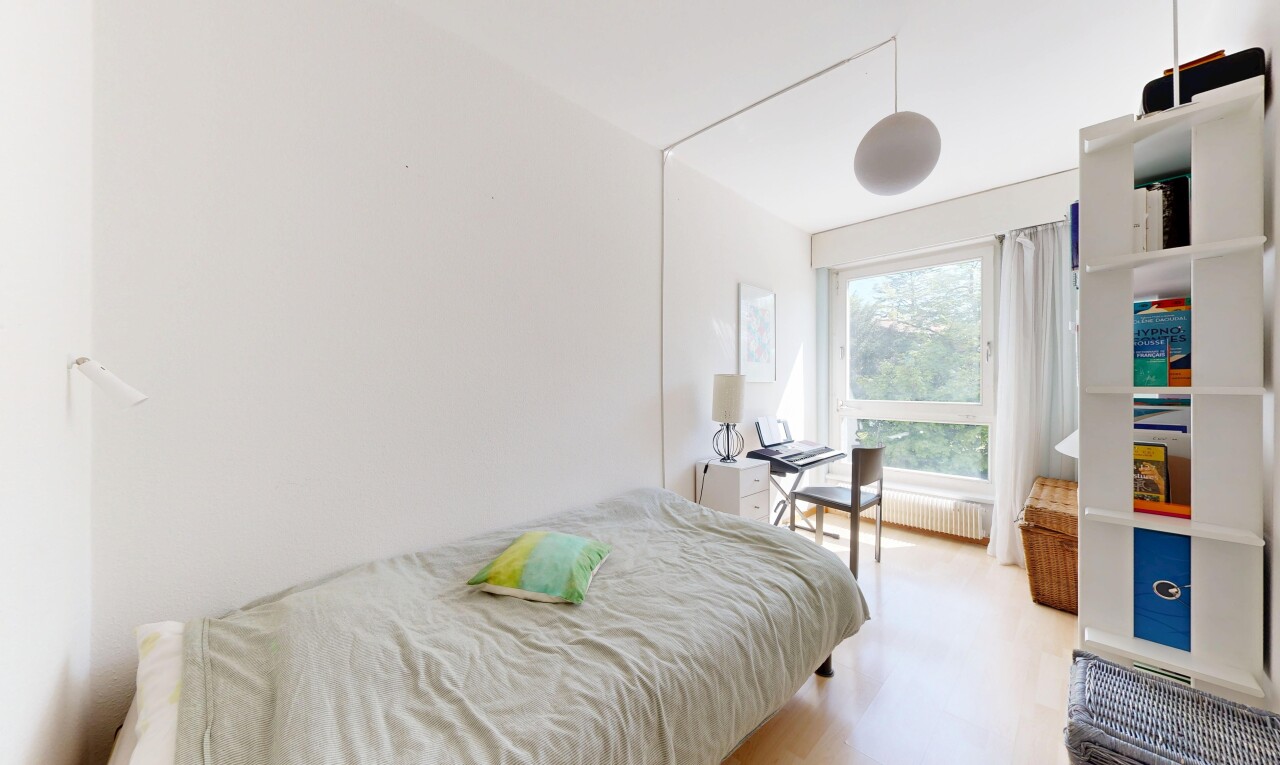 chambre avec natural light, lumière naturelle, inside property, drywall, et cloison sèche