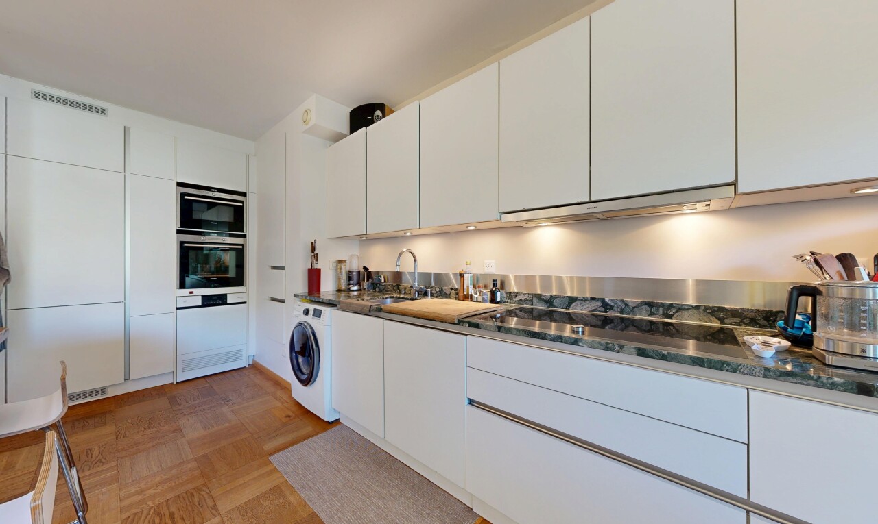 cuisine avec dark countertops, inside property, white cabinets, armoires blanches, et parquet floor