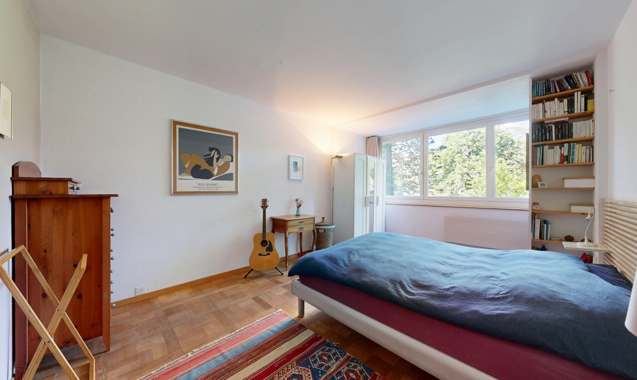chambre avec drywall, cloison sèche, inside property, wood finish floor, et sol en finition bois