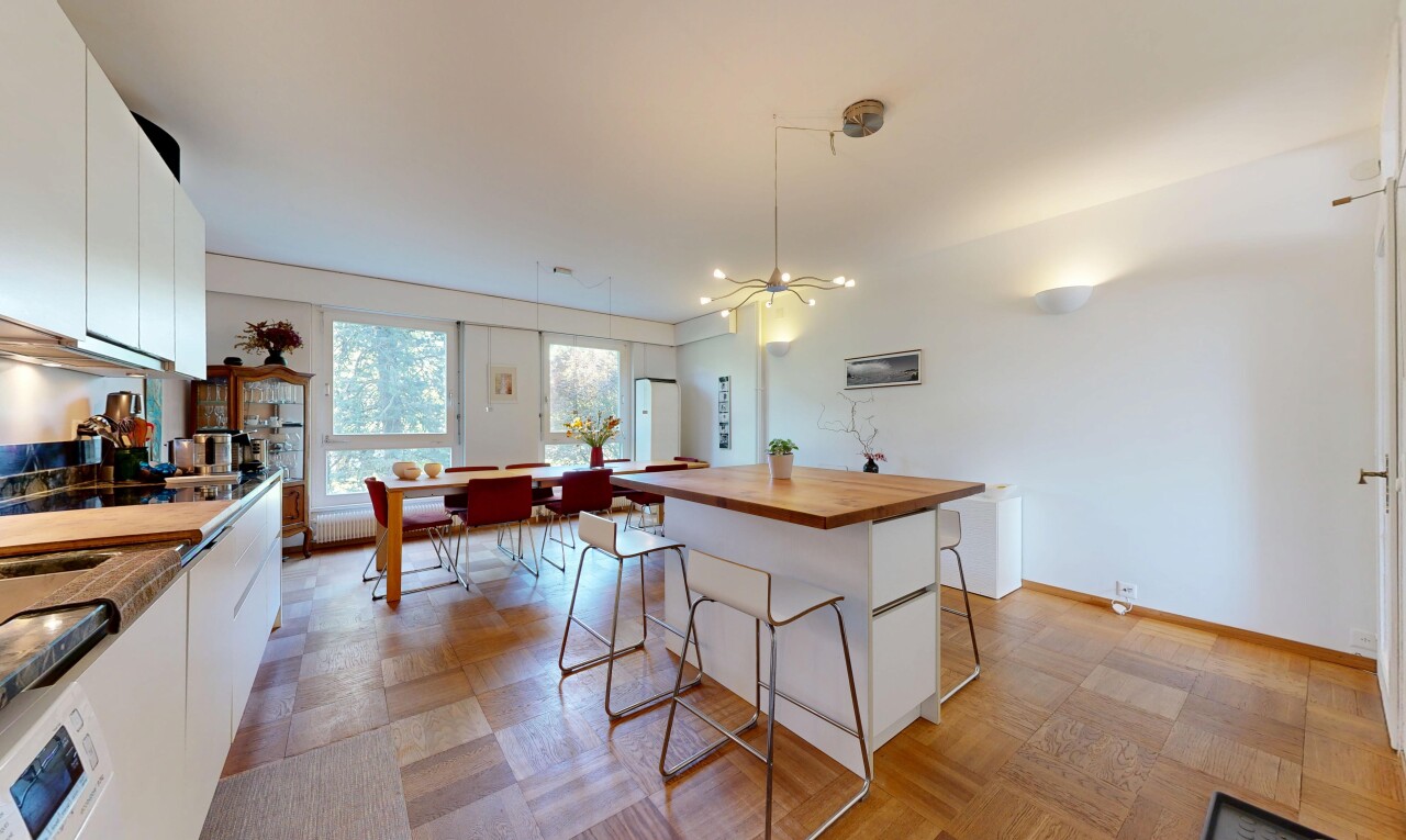 cuisine avec white cabinets, armoires blanches, inside property, cloison sèche, et drywall
