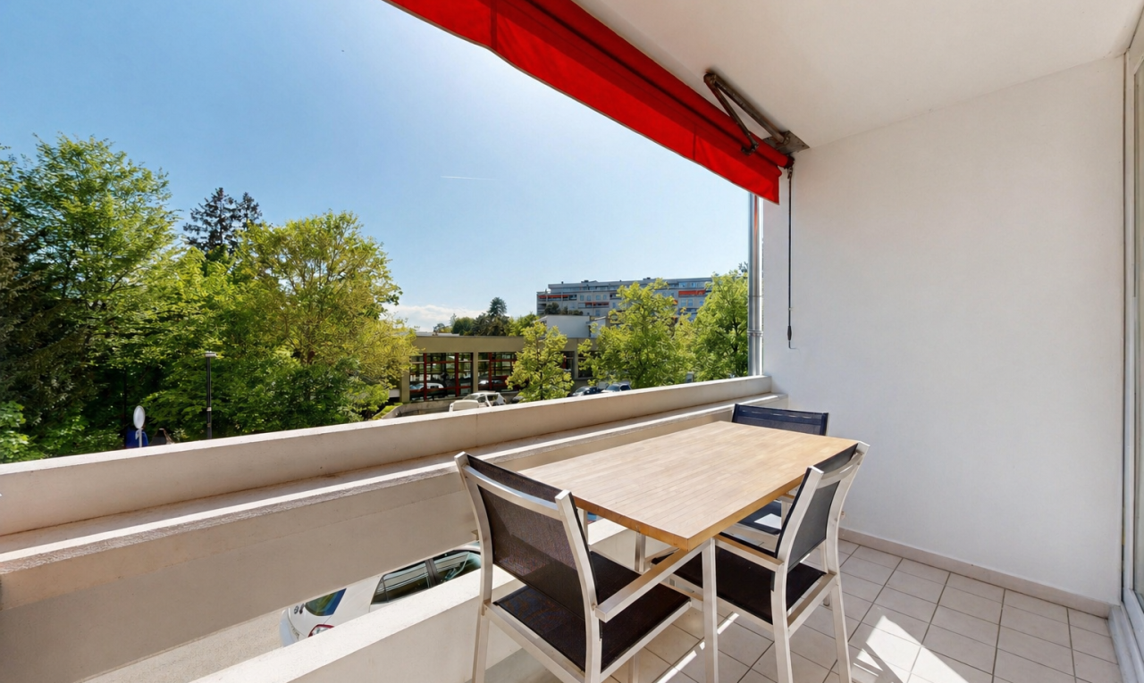 balcon avec from property, balcon, et day time