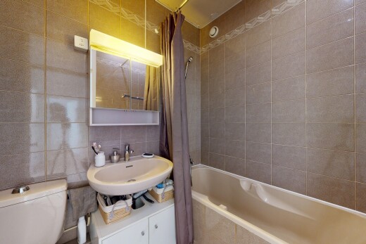 salle de bains avec miroir, mur en carrelage, tile wall, salle de bain complète, et toilette