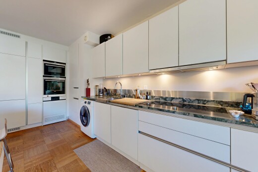 cuisine avec dark countertops, inside property, white cabinets, armoires blanches, et parquet floor
