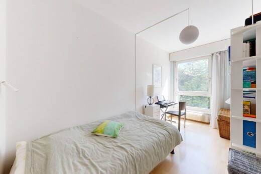 chambre avec natural light, lumière naturelle, inside property, drywall, et cloison sèche