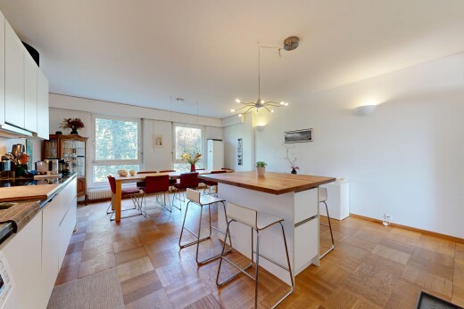 cuisine avec white cabinets, armoires blanches, inside property, cloison sèche, et drywall
