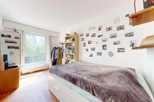 chambre avec inside property, wood finish floor, sol en finition bois, natural light, et lumière naturelle